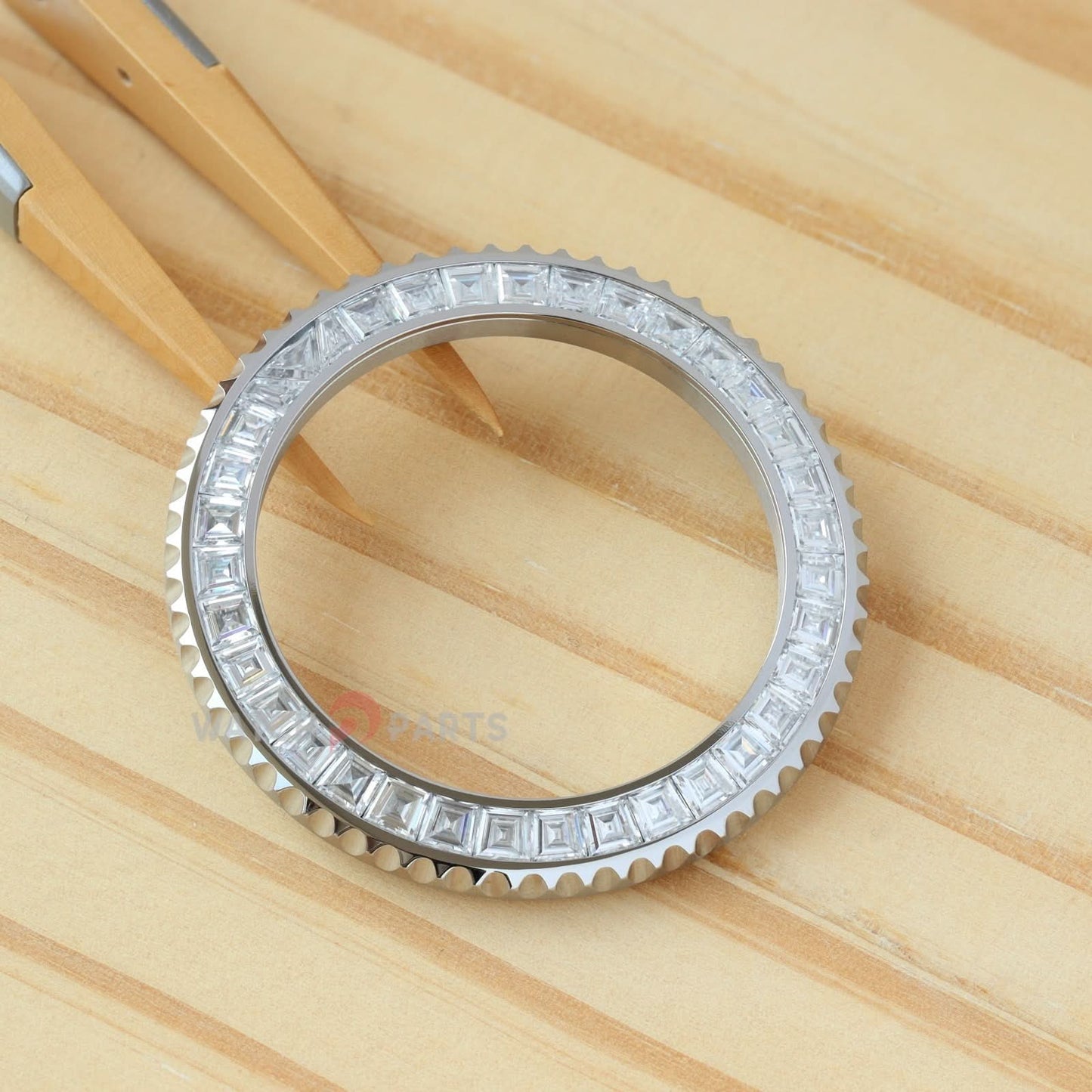 Безель с синтетическим муассанитом и бриллиантами для часов Rolex Submariner 40/41 мм. Драгоценный камень.