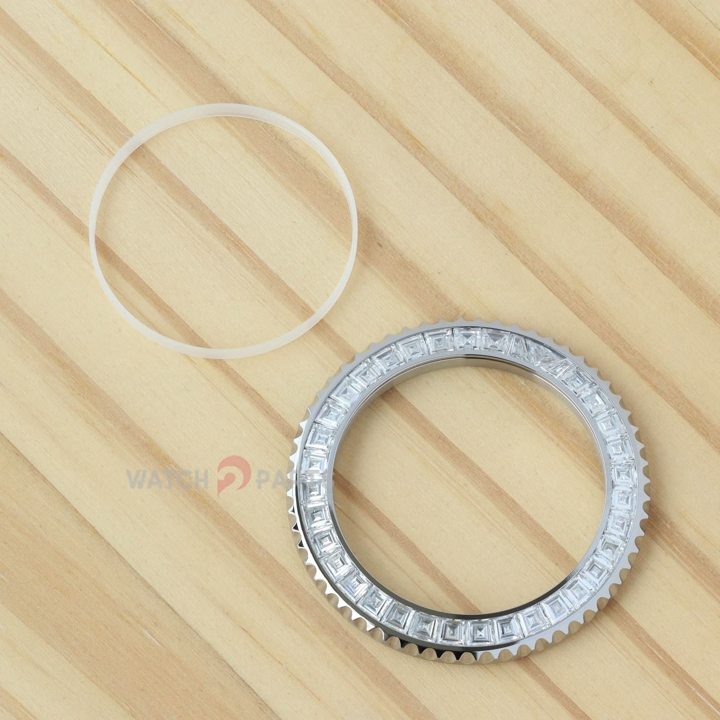 Безель с синтетическим муассанитом и бриллиантами для часов Rolex Submariner 40/41 мм. Драгоценный камень.